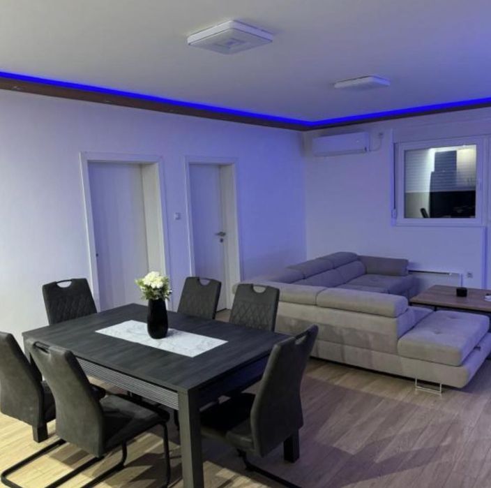 Тристаен  апартамент под наем 670  Евро