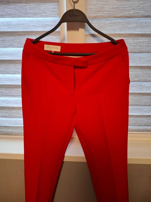 Дамски костюм от ZARA.