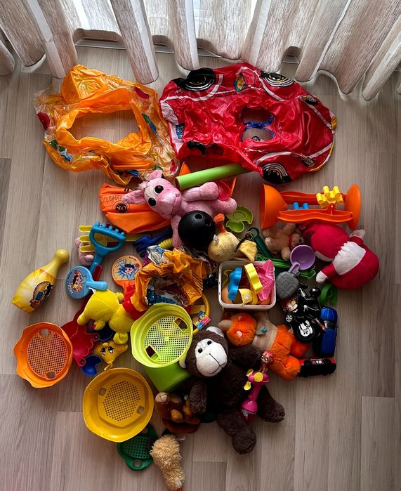 Голям лот детски играчки – плюшени, за плажа и за игра у дома