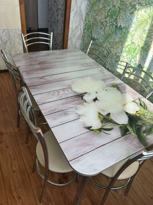 Продам стол и стулья.