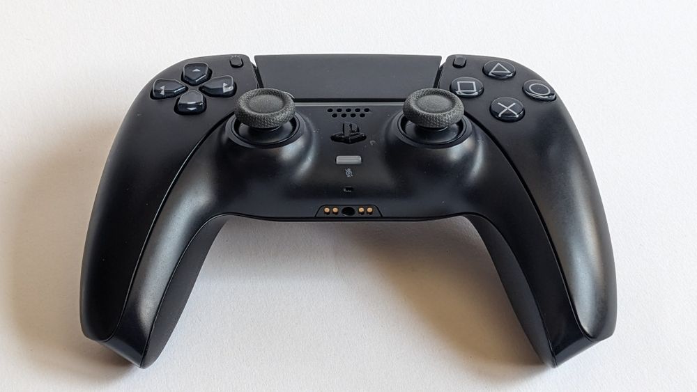 Продавам контролер DualSense за PS5 с TMR стикове.