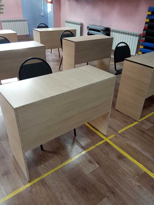 Столы для конференций и гримерные