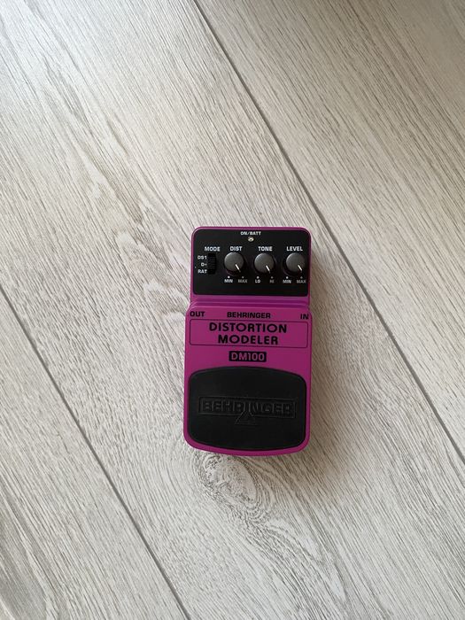 Бас гитара + педаль Behringer Distortion Modeller DM100