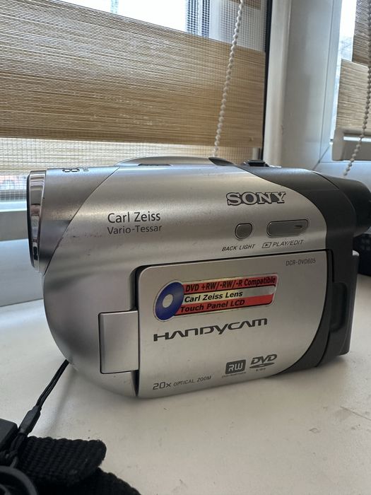 Видеокамера Sony Handycam DCR-DVD605