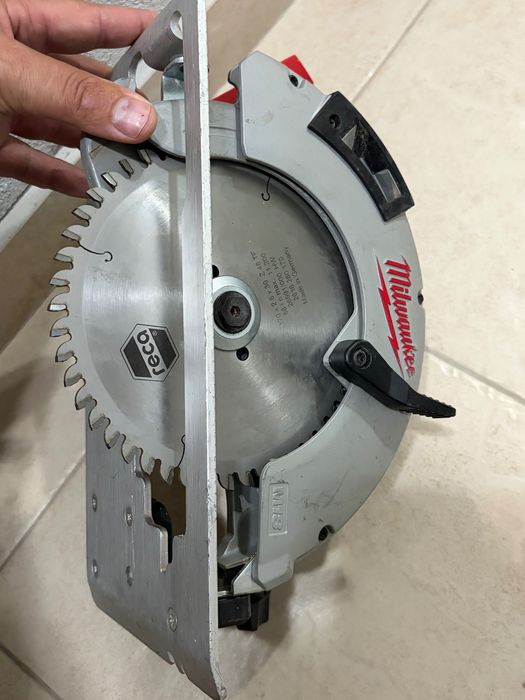 Milwaukee M18BLCS66 Акумулаторен безчетков ръчен циркуляр