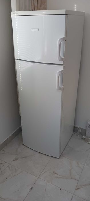 Хладилник с горен фризер Electrolux