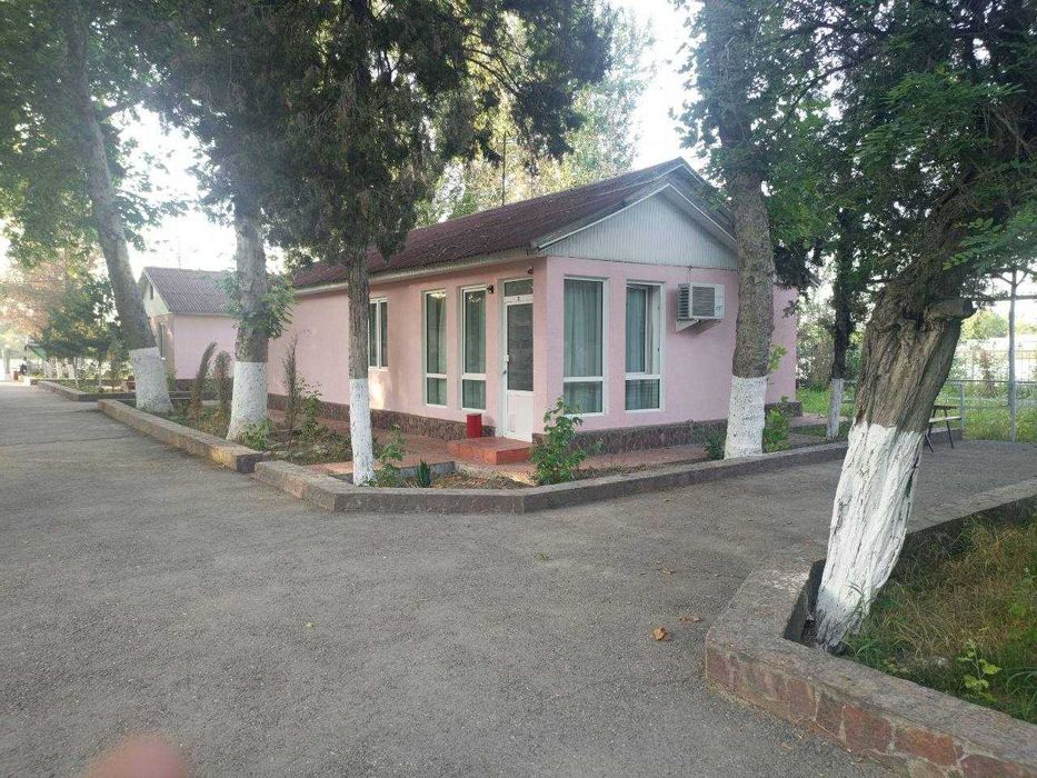 Топчаны, беседки и пикник на берегу Ташморе в зоне отдыха БРИЗ