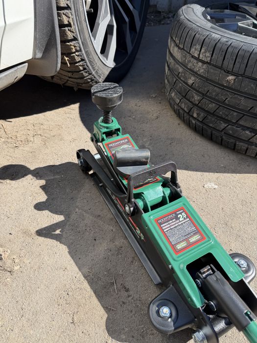 Домкрат подкатной