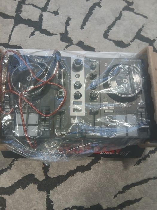 Продава се DJ контролер