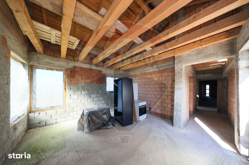Duplex  la roșu cu 2 apartamente - 6 camere, terase generoase și curte