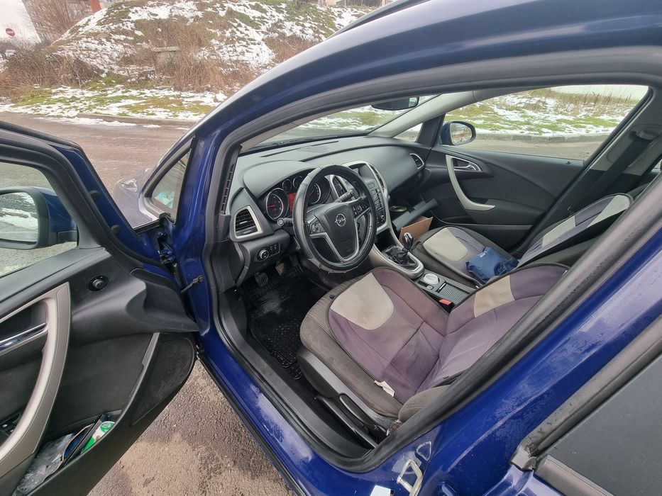 Opel Astra j 1.7 cdti sports tourer 2011 270.000 km