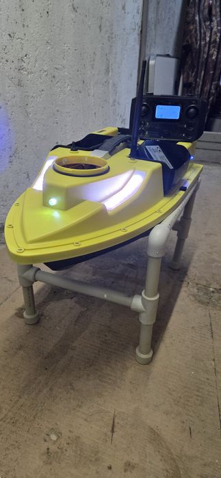 Лодка за захранка за риболов