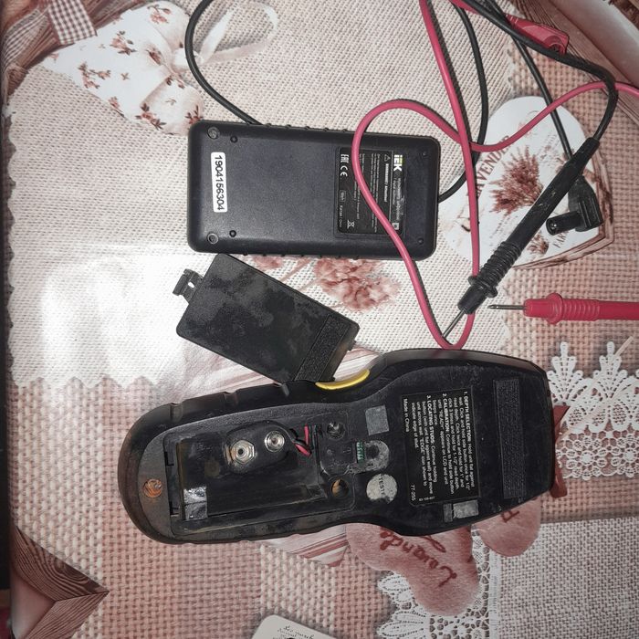 Detector Stanley și multimetru digital