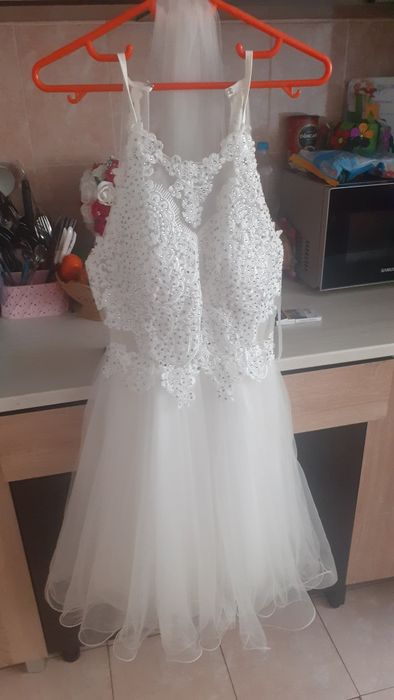 Vând rochie   albă