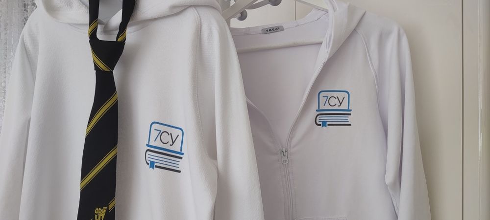 Продавам ученически униформи