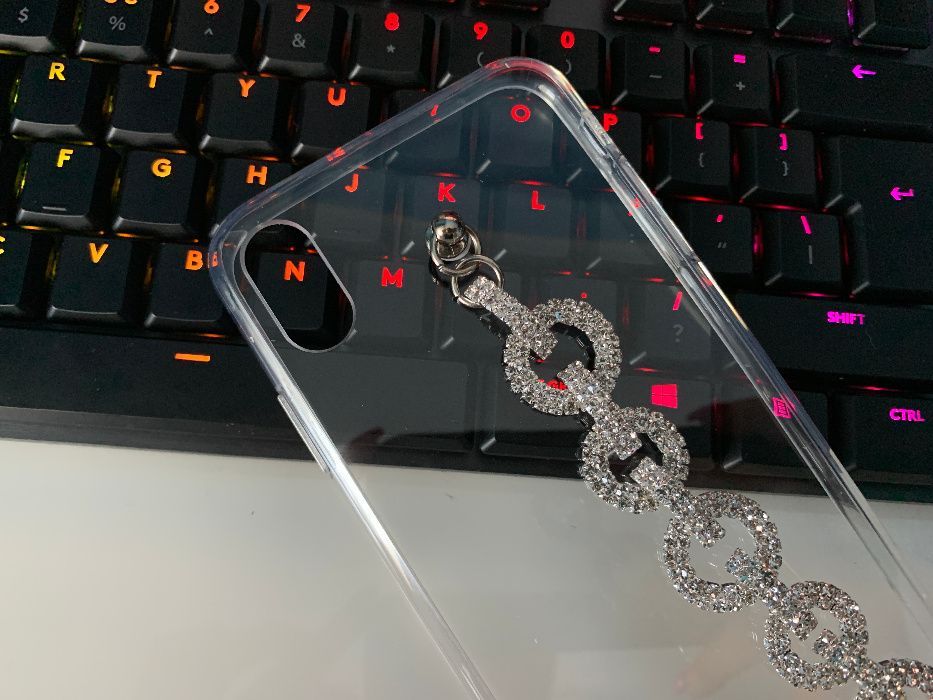 Husa cu bratara si pietricele iPhone SE 2020, 7 , 8, 7 Plus, X, XS Max