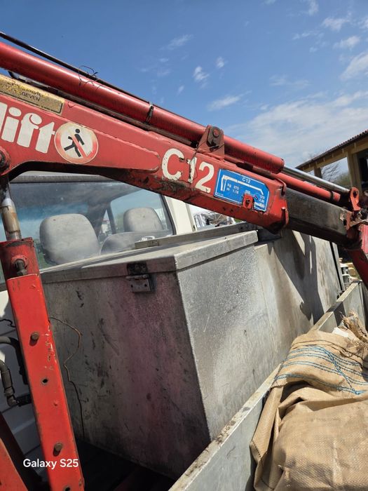 Autoutilitara cu macara