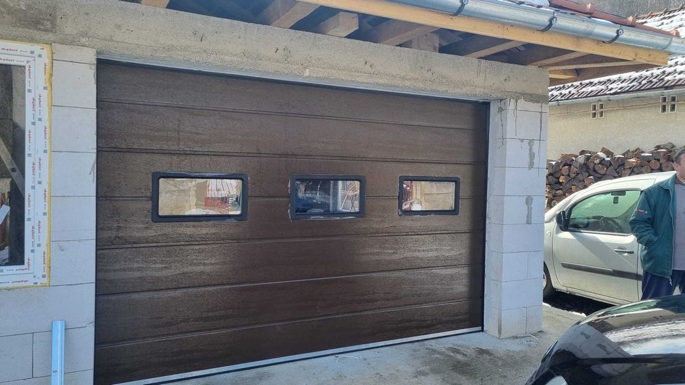Uși de garaj rezidențiale culoare maro