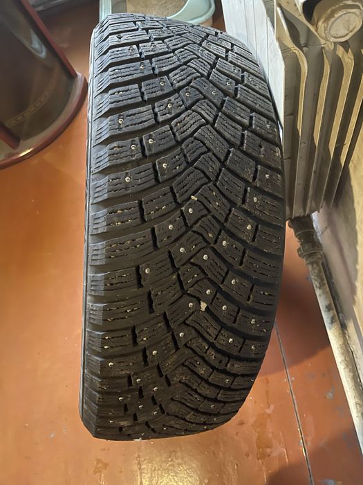 Шины в наборе 4 шт зимнии с шипами. 235/55/R19