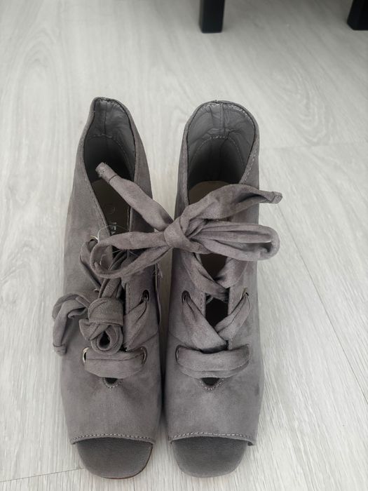 Полуотворени обувки