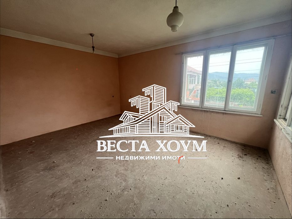 Двуетажна къща в гр. Крън