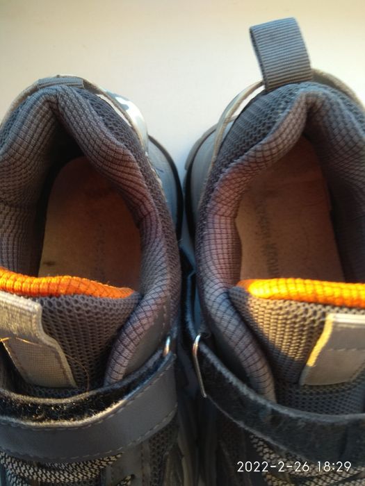 Продам кросовки весенние