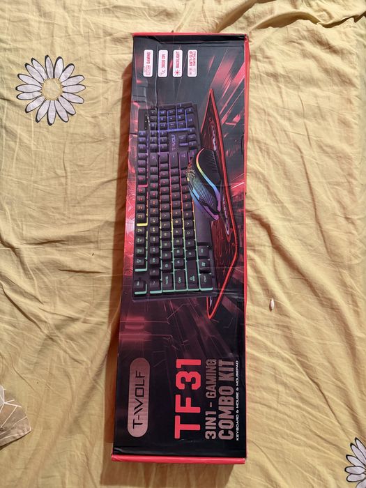 Геймърска клавиатура ,мишка и слушалки.