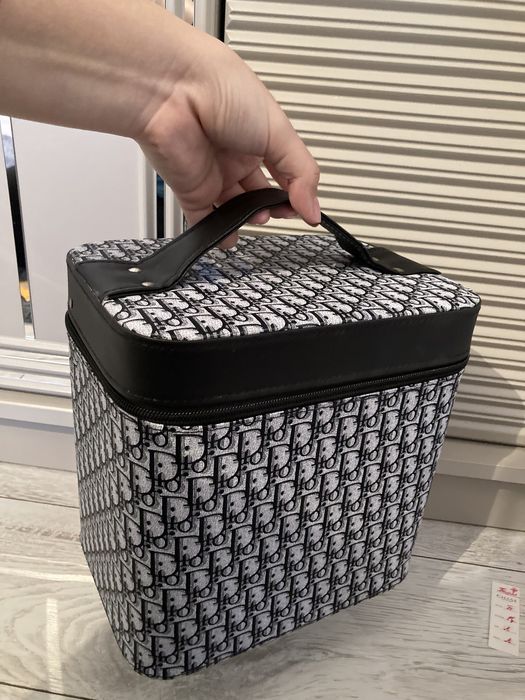 Үлкен новый косметичка сатылады