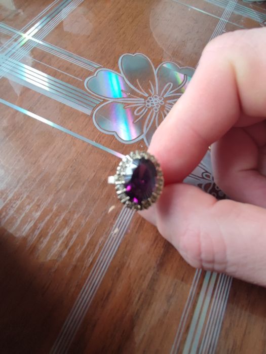 Продам кольцо с брильятоми