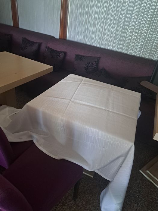 червени покривки за ресторант и т шлайфери