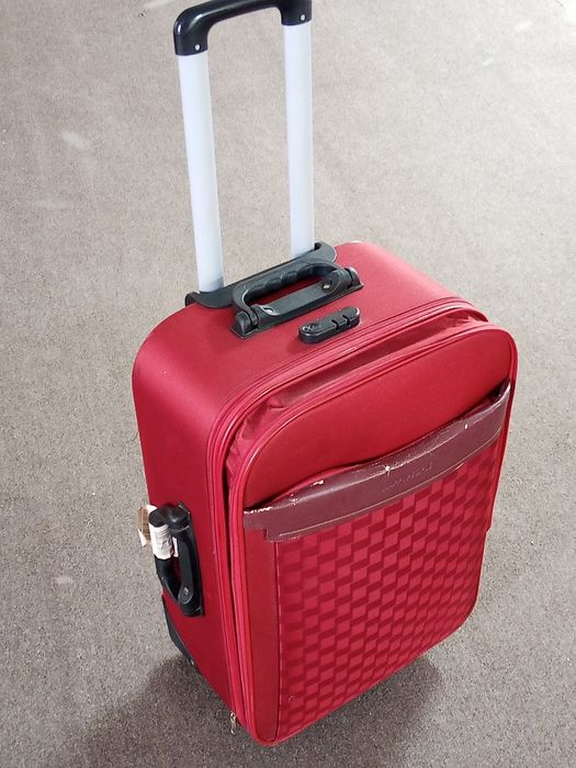 Чемодан красно-бордовый