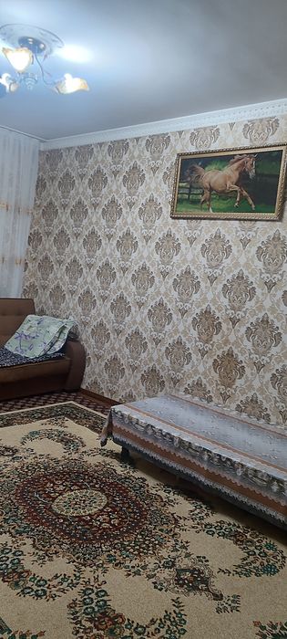 Массив Феруза продается 1  в 2 комн  2 й этаж, ремонт, таксопарк 4