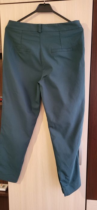 Дамски панталон в тъмно зелен цвят