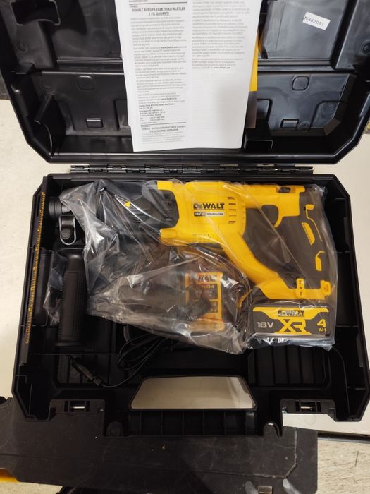 Супер промо Акумулаторен безчетков перфоратор DeWALT DCH133M1 комплект