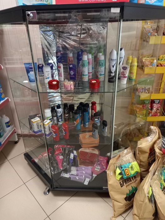 Продам стекляный шкаф