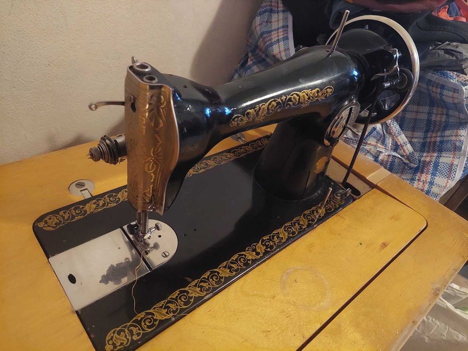 руска крачна шевна машина в шкаф