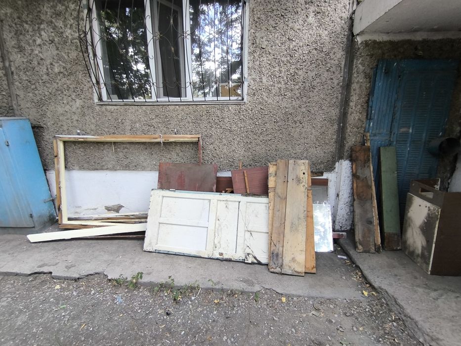 ООтдам бесплатно дверь, стол, обналичник