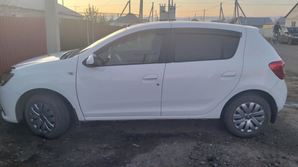 Автомобиль Рено сандеро