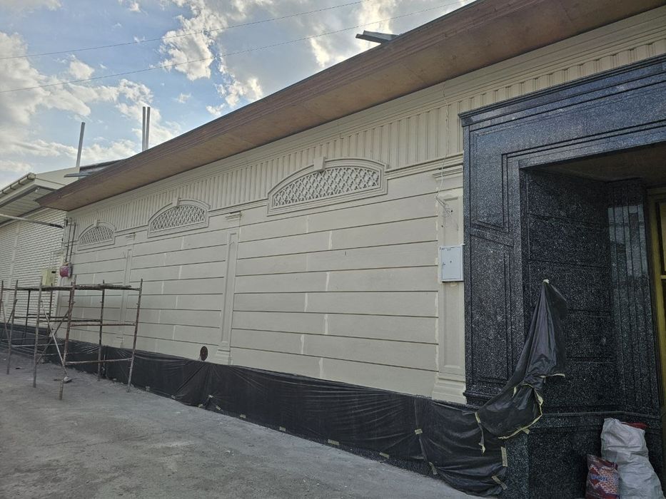 Тяги, карнизы, колонны и весь фасадный декор из пенополистирола.