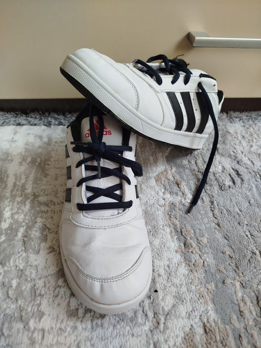 маратонки адидас , кожени номер 38