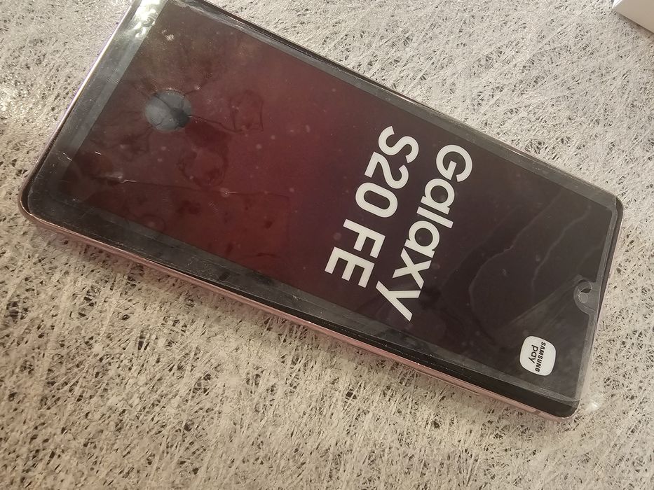 Samsung Galaxy s20fe в отличном состоянии