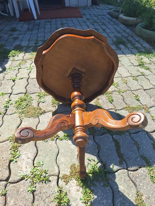 Masă din lemn masiv cu design elegant și personalitate.