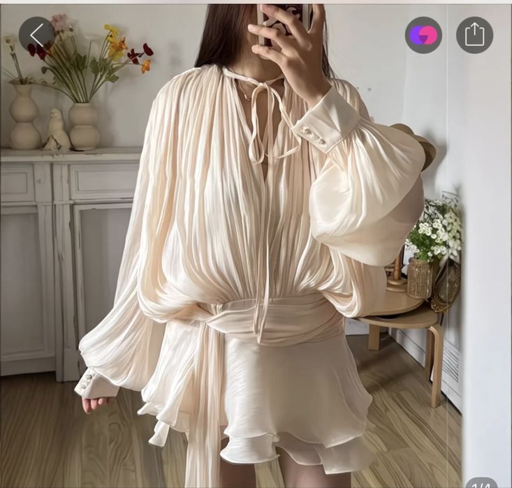 Одежда . Платье в иделаьном состоянии , одевалось один раз .