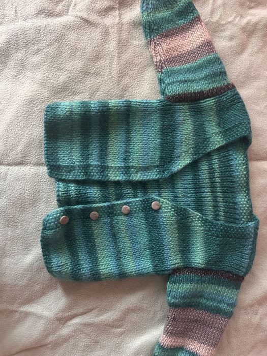 Детски ръчно плетени жилетки