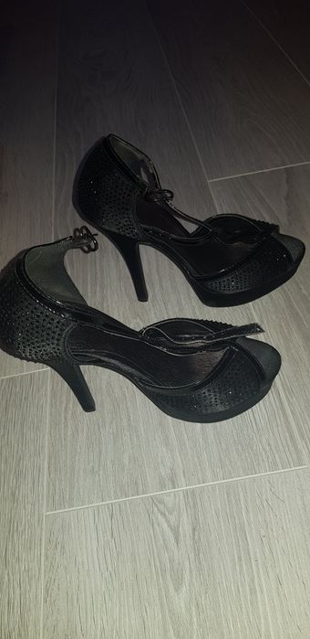 Vand sandale in stare foarte buna