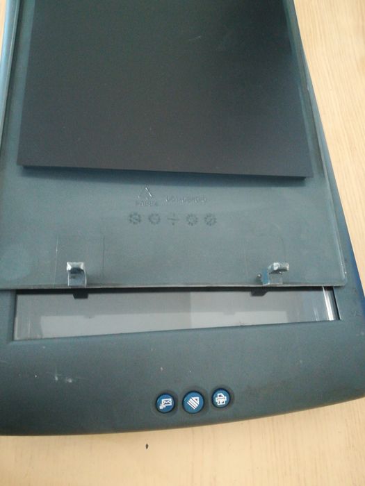 Продавам скенер Umax Astra 4700