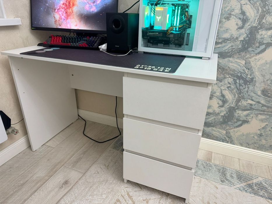 Письменный стол.