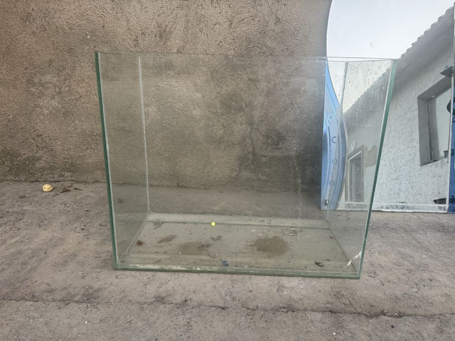 Аквариум и зеркало для ванны