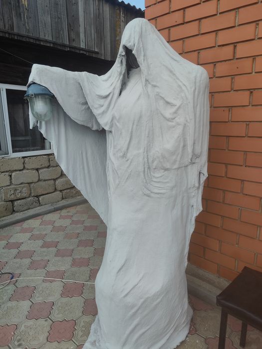 Статуя монах с фонарем