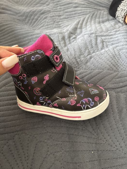 Продам детскую обувь